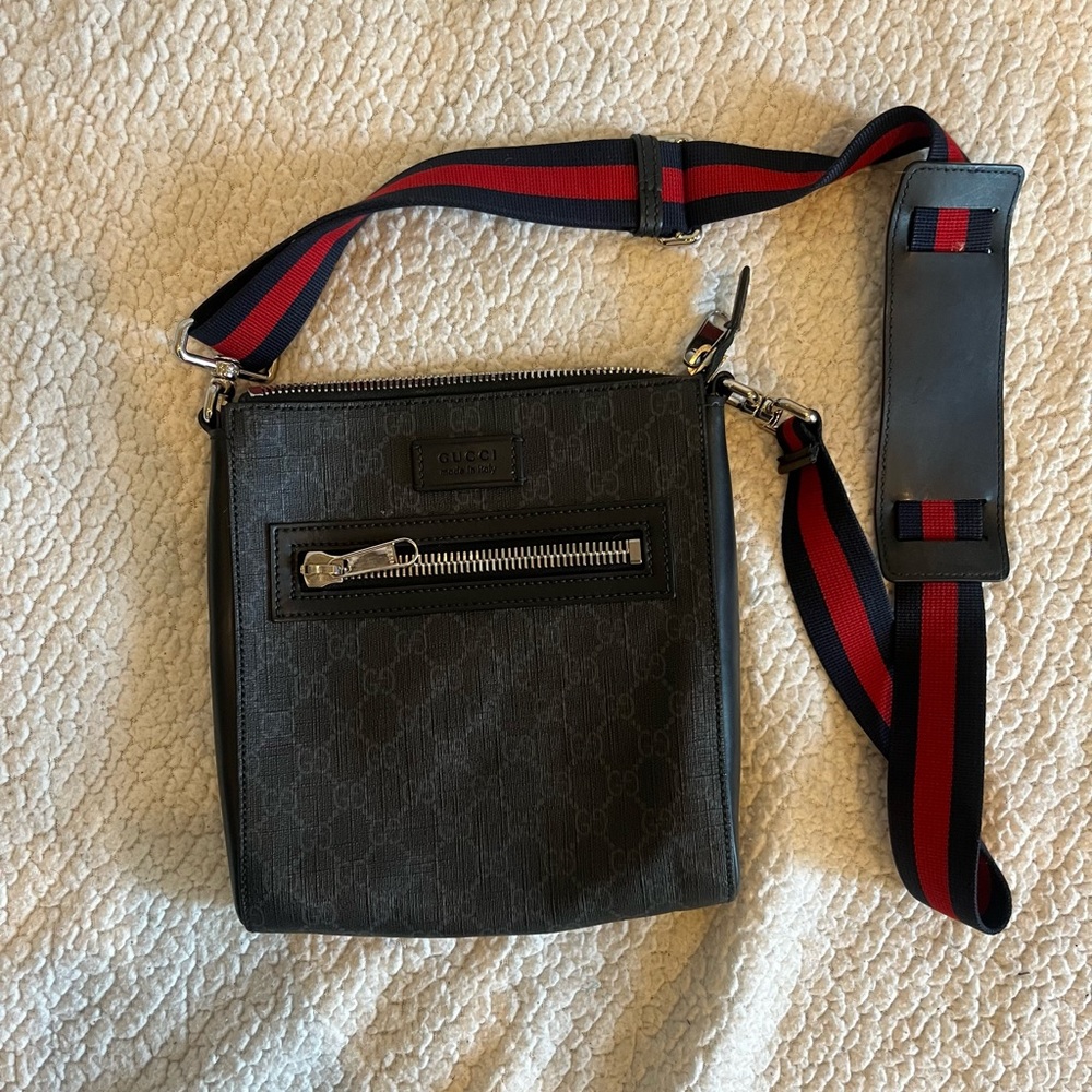 GUCCI GG SUPREME LARGE MESSENGER BAG